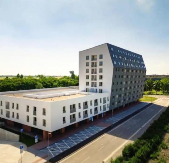 New Air-Conditioned Apartment 5 Minutes By Walk From The Airport With Free Garage Parking 브라티슬라바 외부 사진